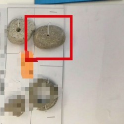 这两个颜色的石头谁家有吗？  不看形状只有颜色就行