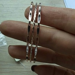 这手镯谁家的